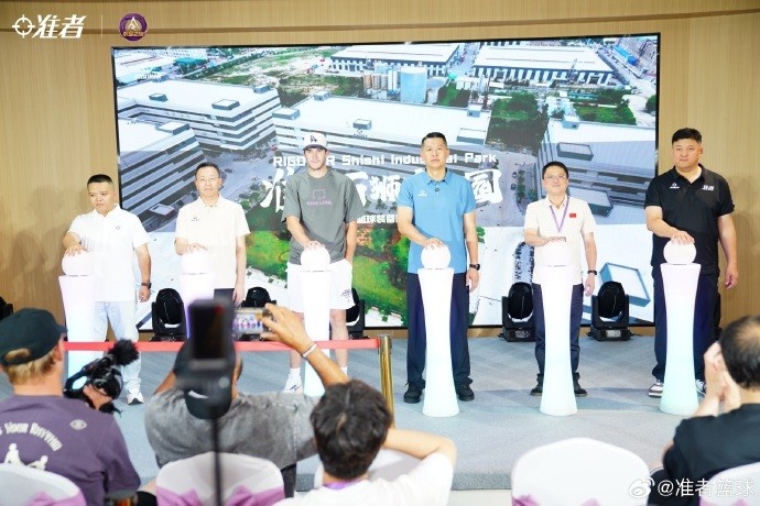 里夫斯中国行石狮站首日 参观工厂与球迷互动