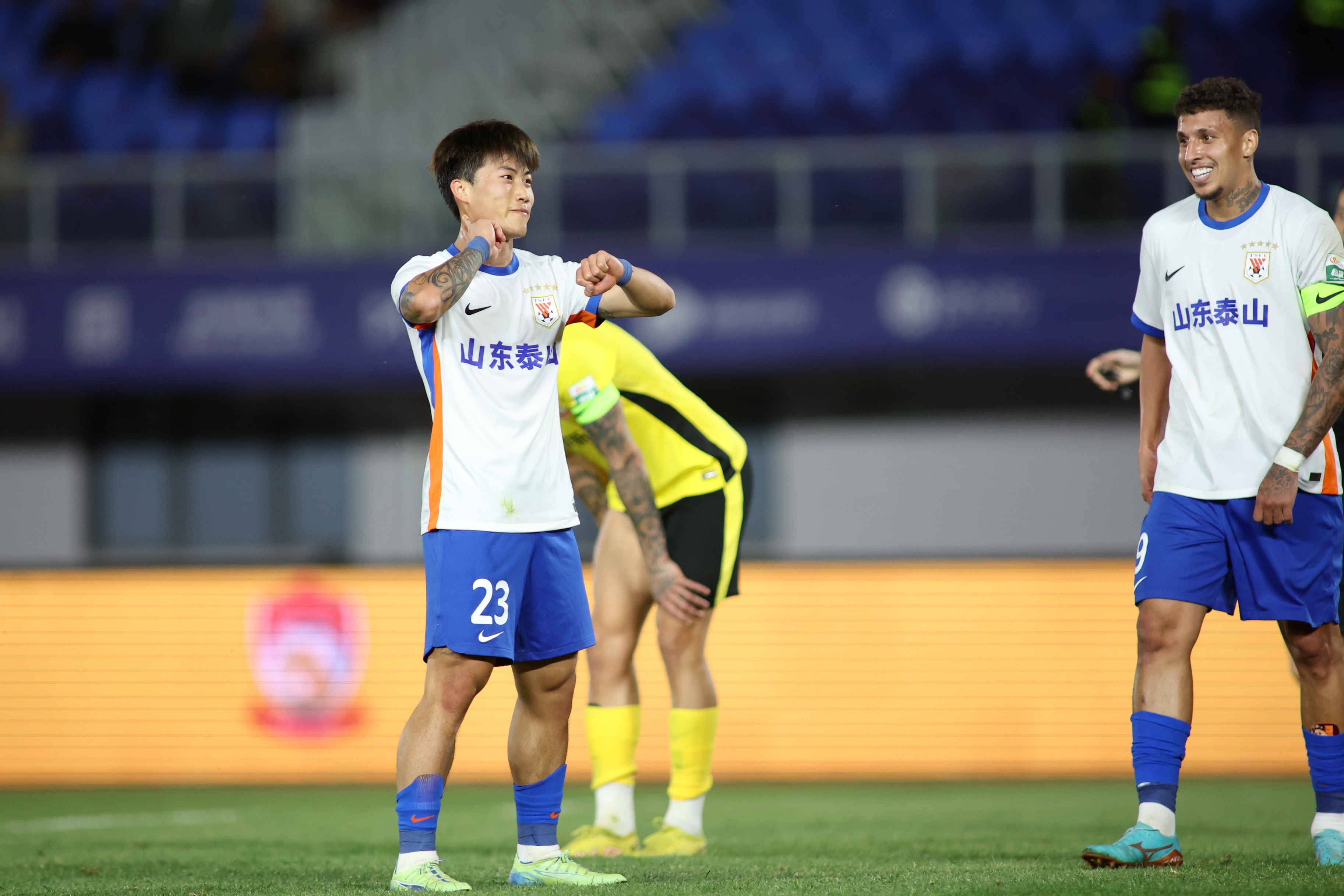 谢文能连续三场随唐田出席发布会 泰山齐鲁德比前先遇旧将宋龙