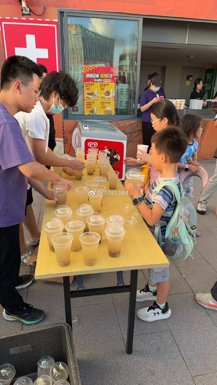 上汽浦东足球场客队区：海港俱乐部为大连球迷免费供应绿豆汤