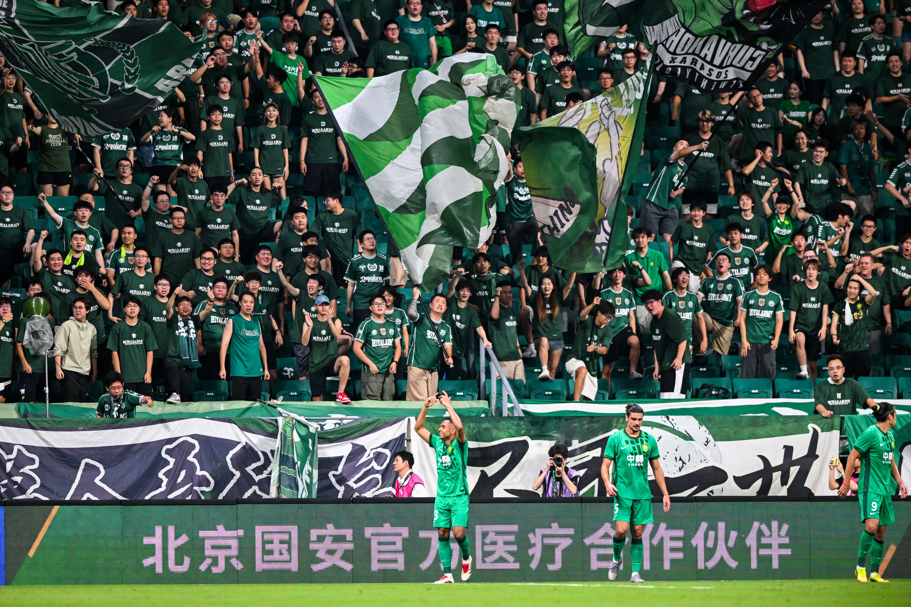 11场不败凝聚力达新高,国安客场零封申花后仍面临三线考验 11场不败凝聚力达新高,国安客场零封申花后仍面临三线考验