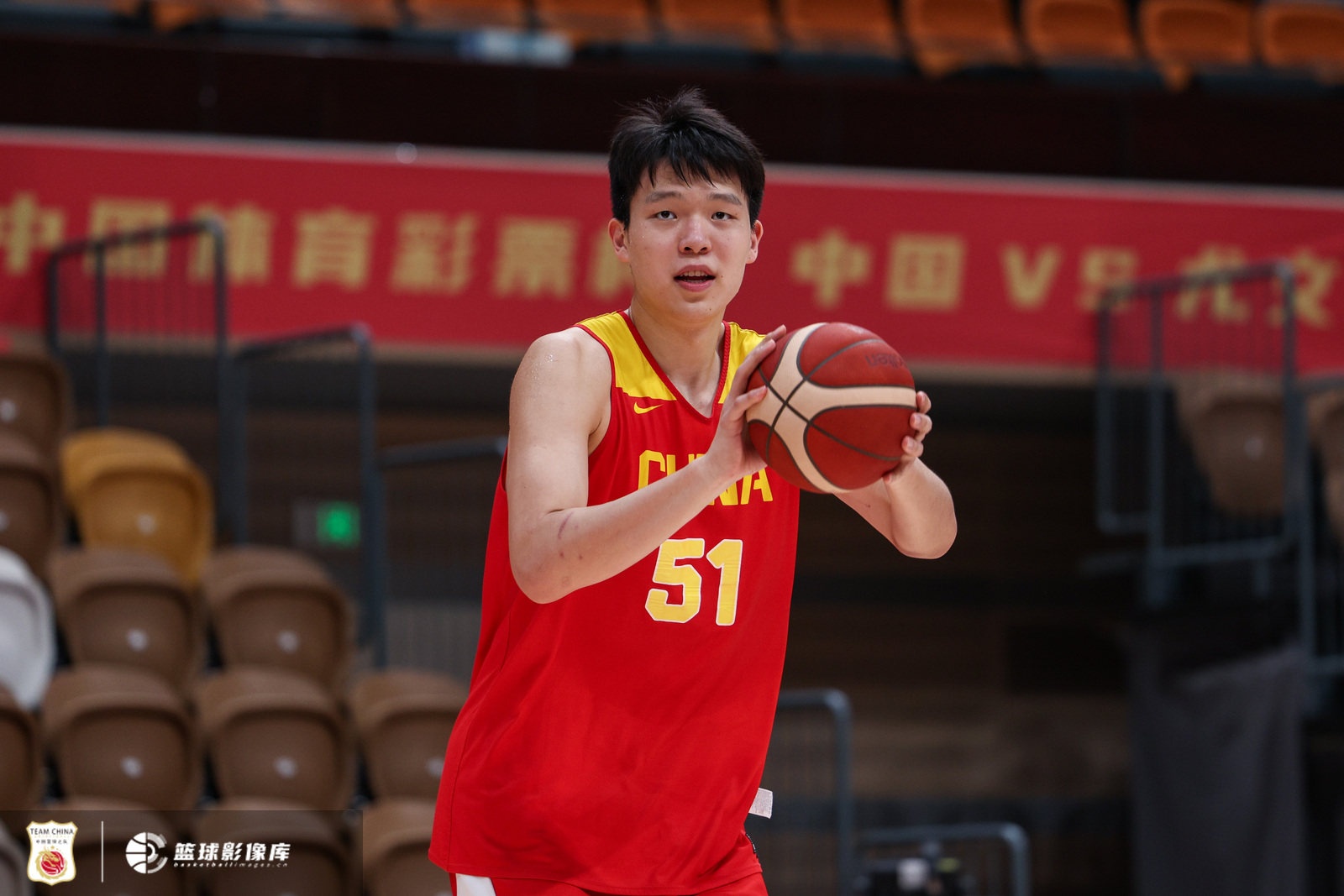 解说：今晚是一场很不错的准备赛 目的除了取胜还要演练战术配合