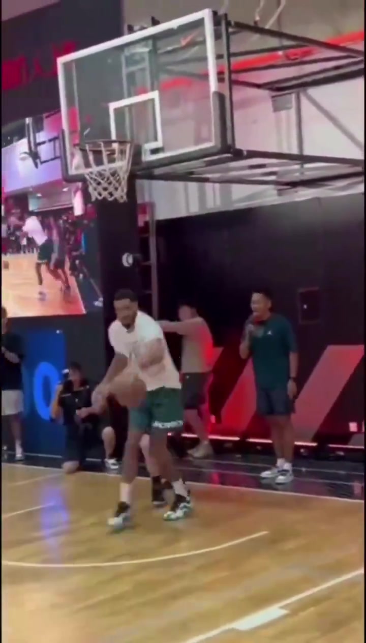 塔图姆和球迷单挑篮下连续三投不进！前日中国行连续10罚不中！